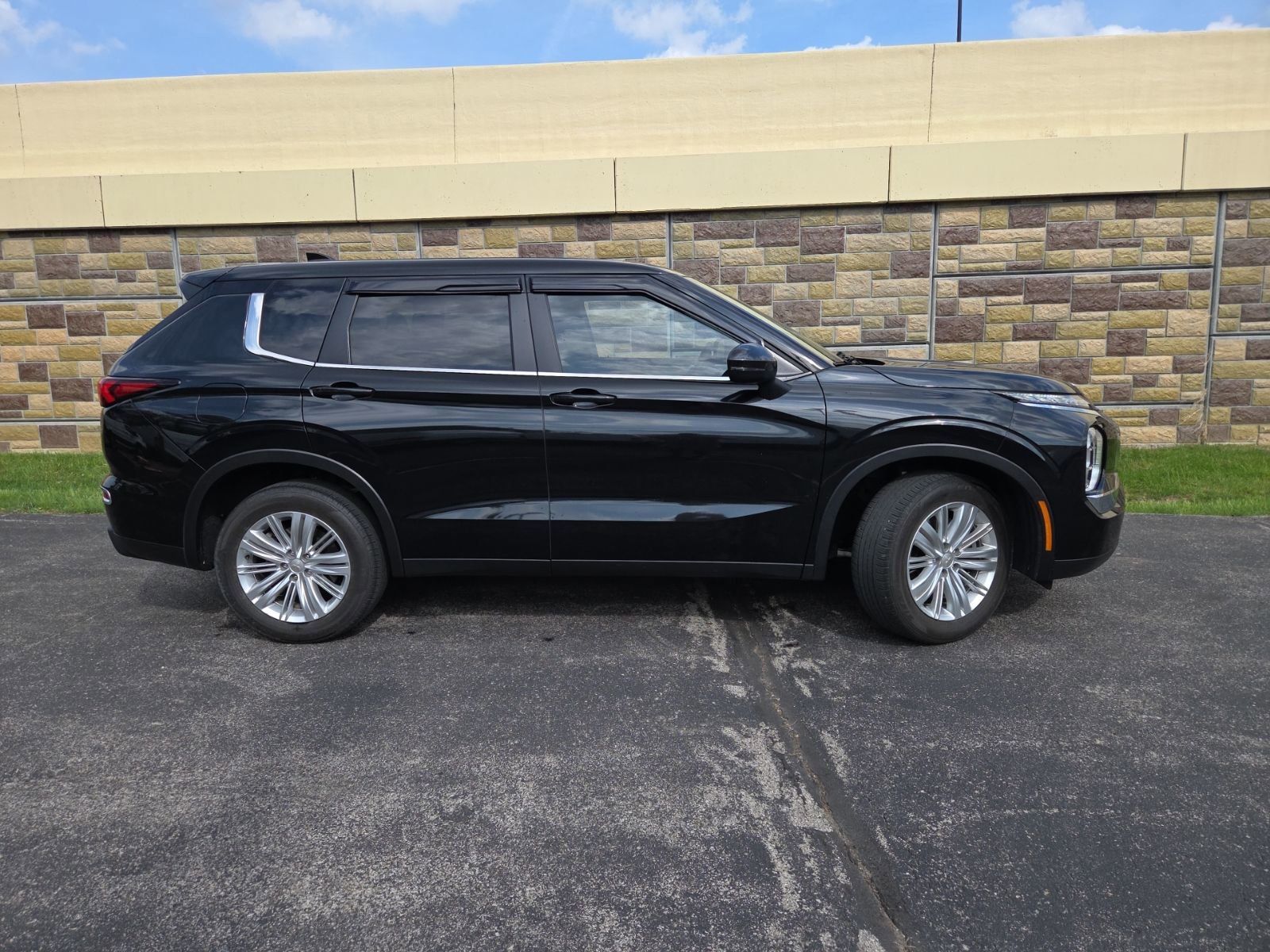 Used 2024 Mitsubishi Outlander ES image 2