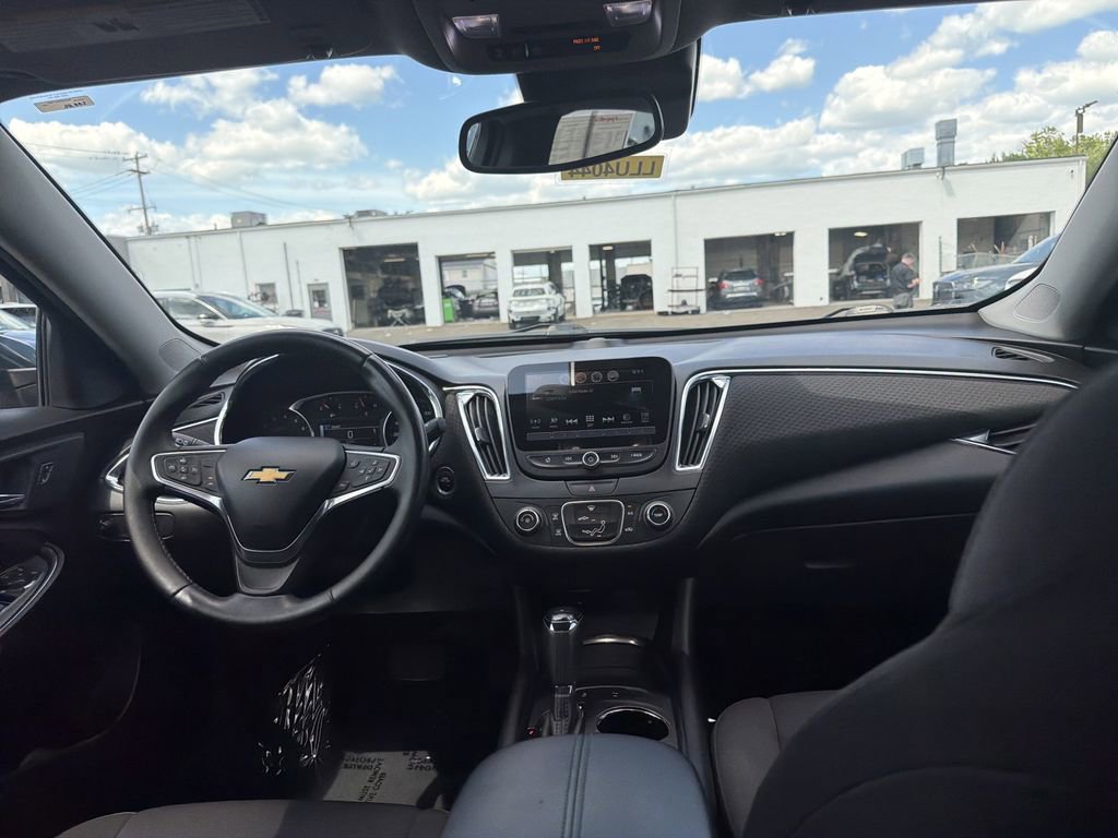 Used 2017 Chevrolet Malibu LT w/ Driver Confidence Package FWD image 18