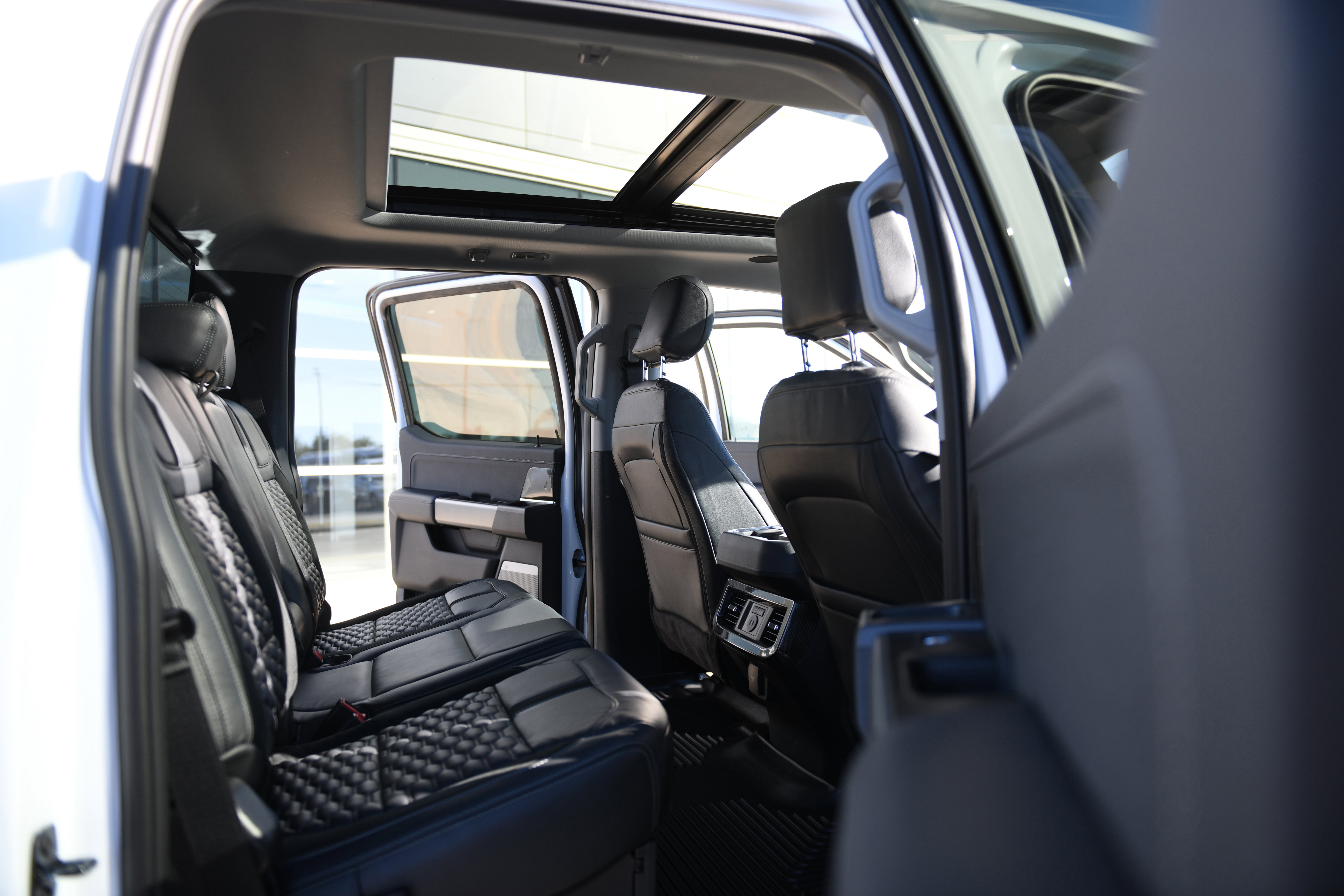 New 2026 Ford F250 Lariat w/ Black Appearance Package image 25