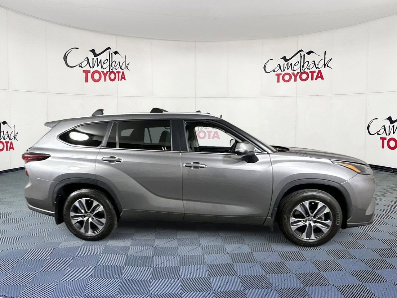 Used 2025 Toyota Highlander XLE image 8