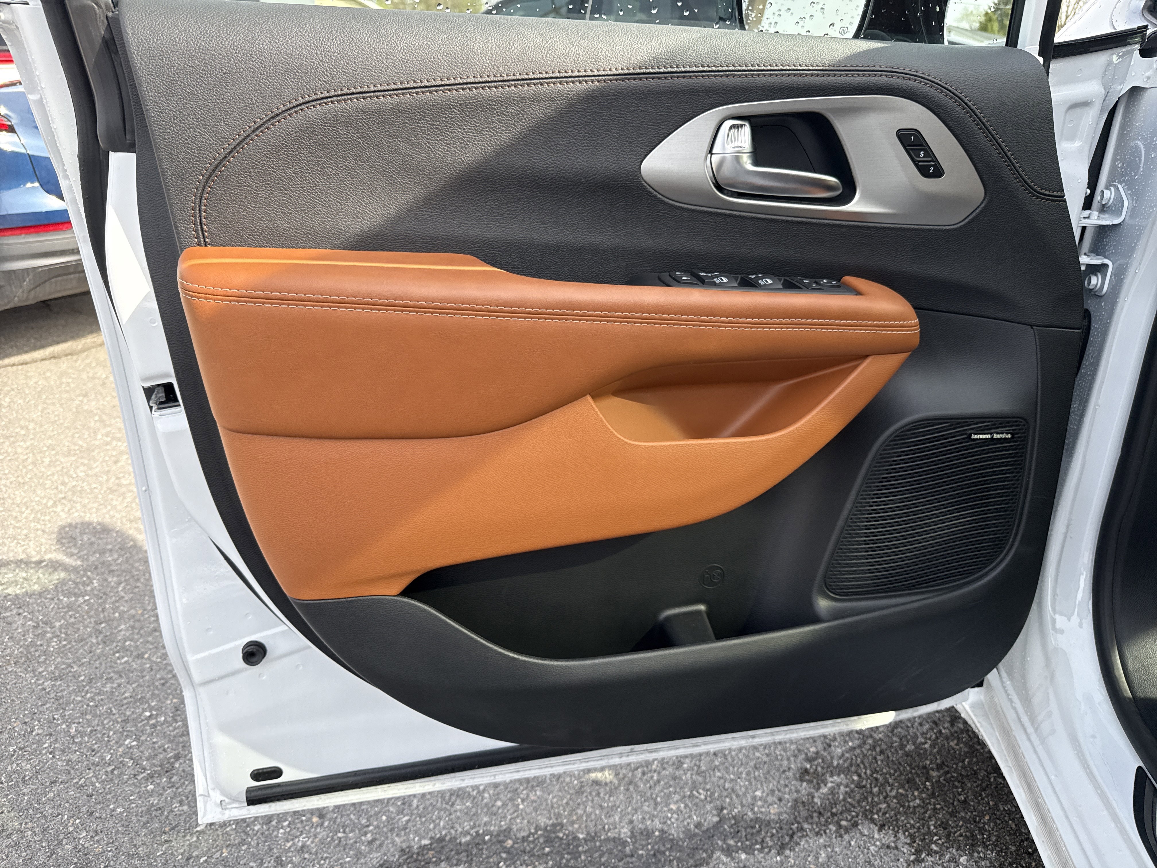 Used 2026 Chrysler Pacifica Pinnacle AWD/4WD image 16