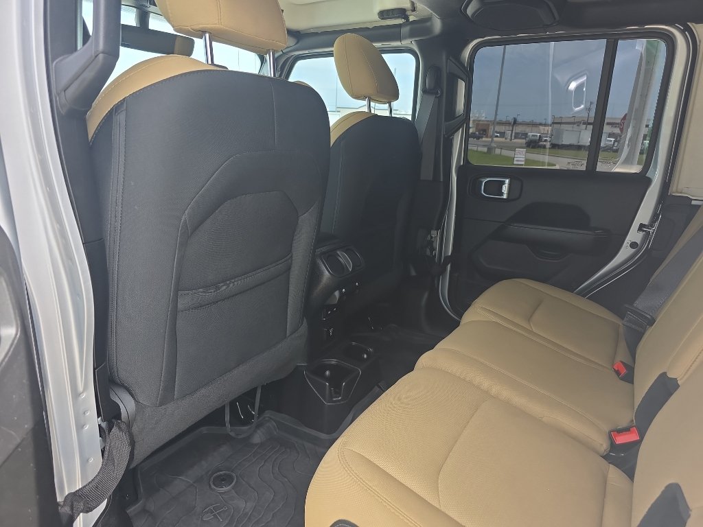 Used 2022 Jeep Wrangler Unlimited Sahara AWD/4WD image 15