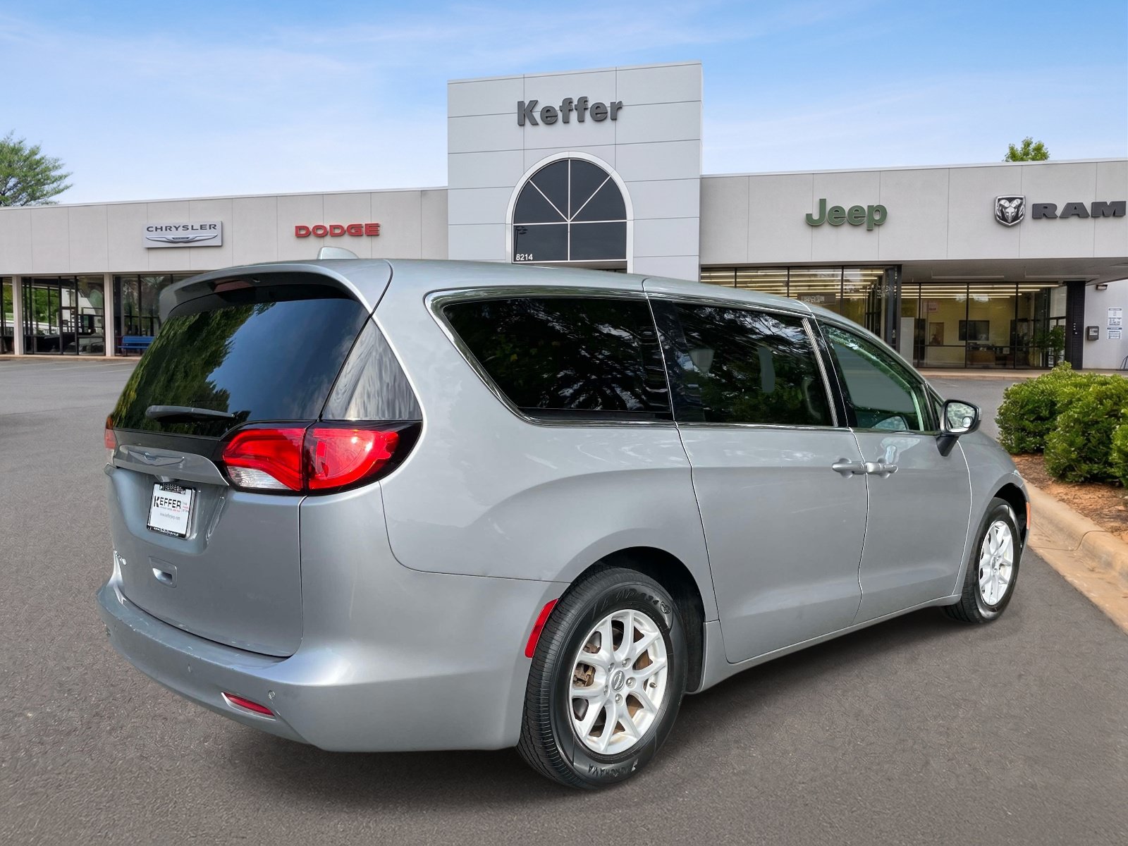 Used 2018 Chrysler Pacifica Touring FWD image 6