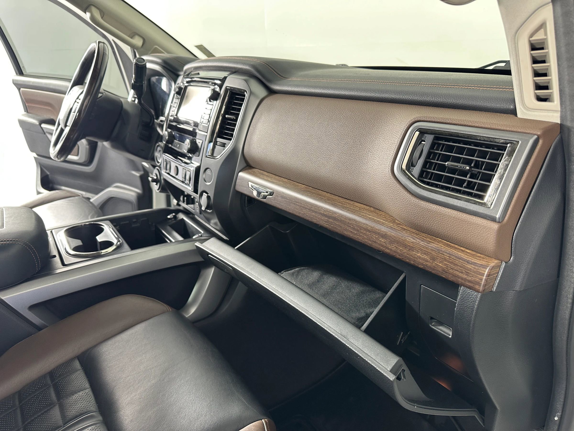 Used 2017 Nissan Titan Platinum Reserve image 37