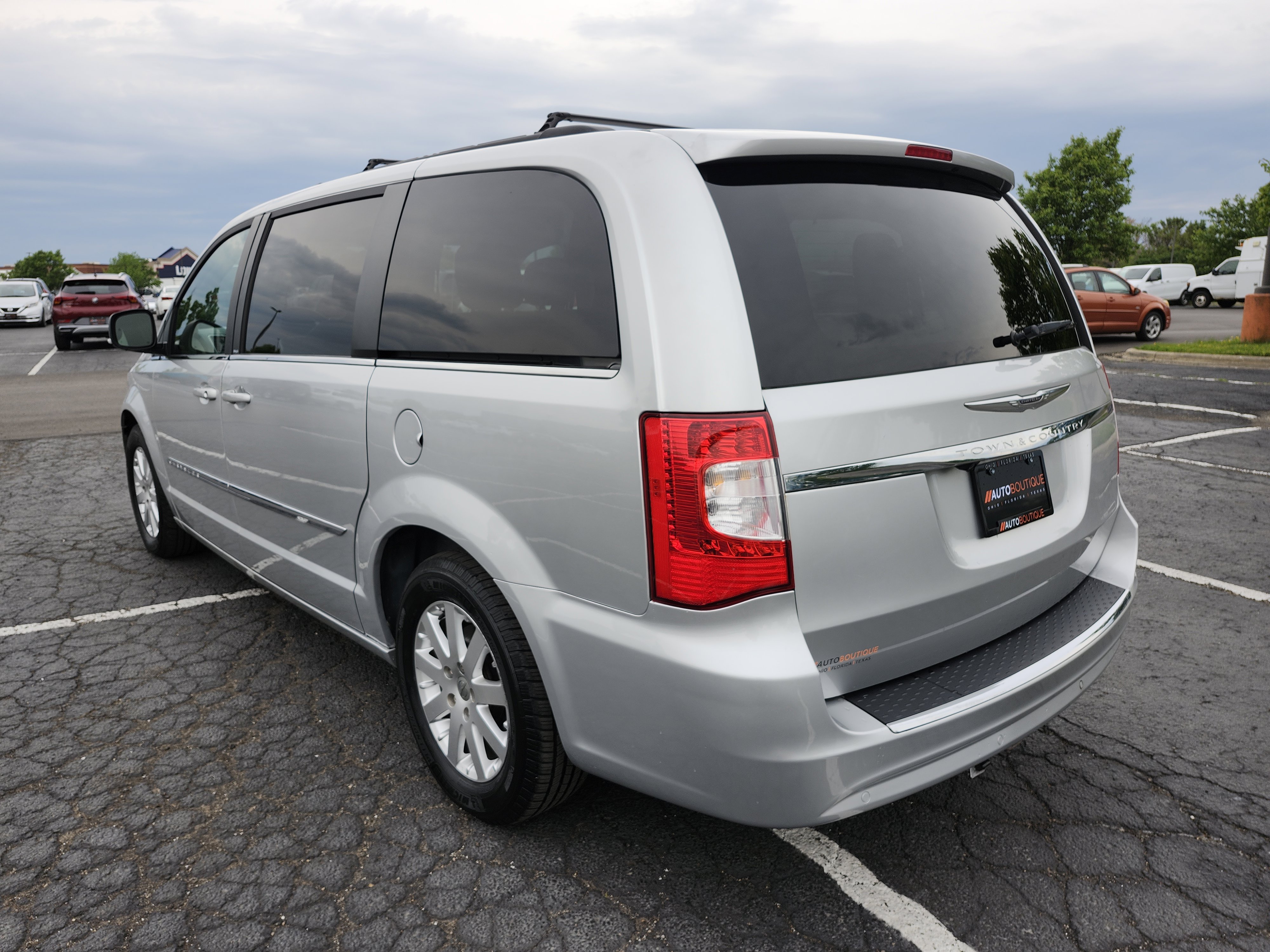 Used 2011 Chrysler Town & Country Touring-L w/ Entertainment Group #2 FWD image 14