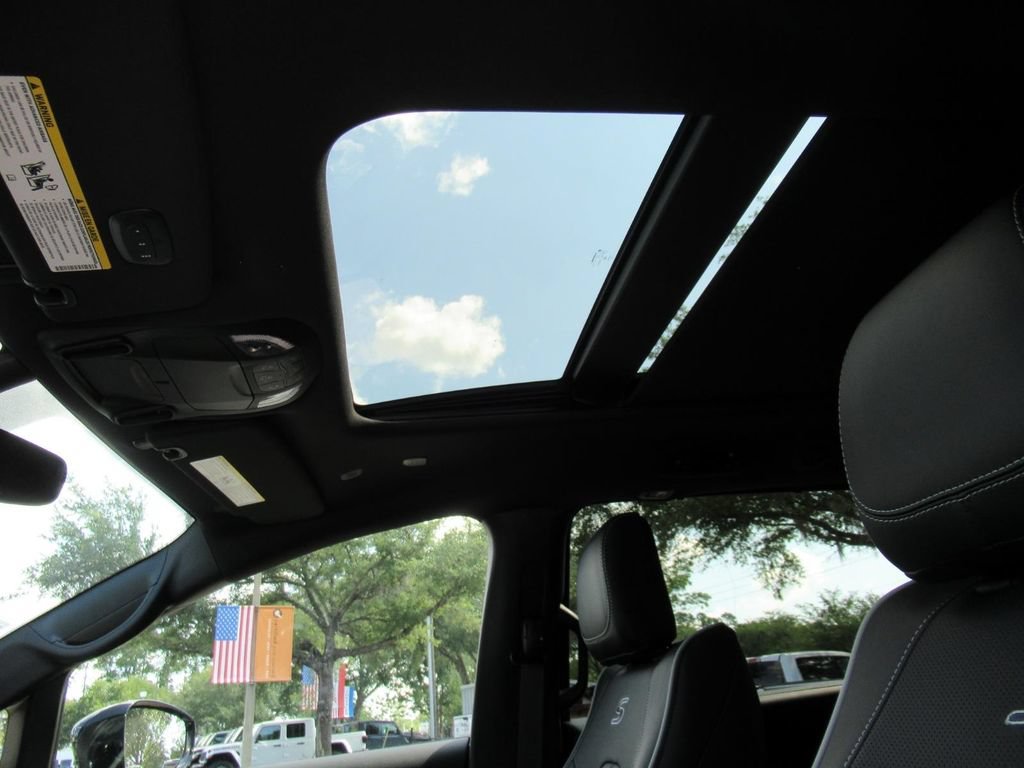 New 2027 Chrysler Pacifica Limited FWD image 18