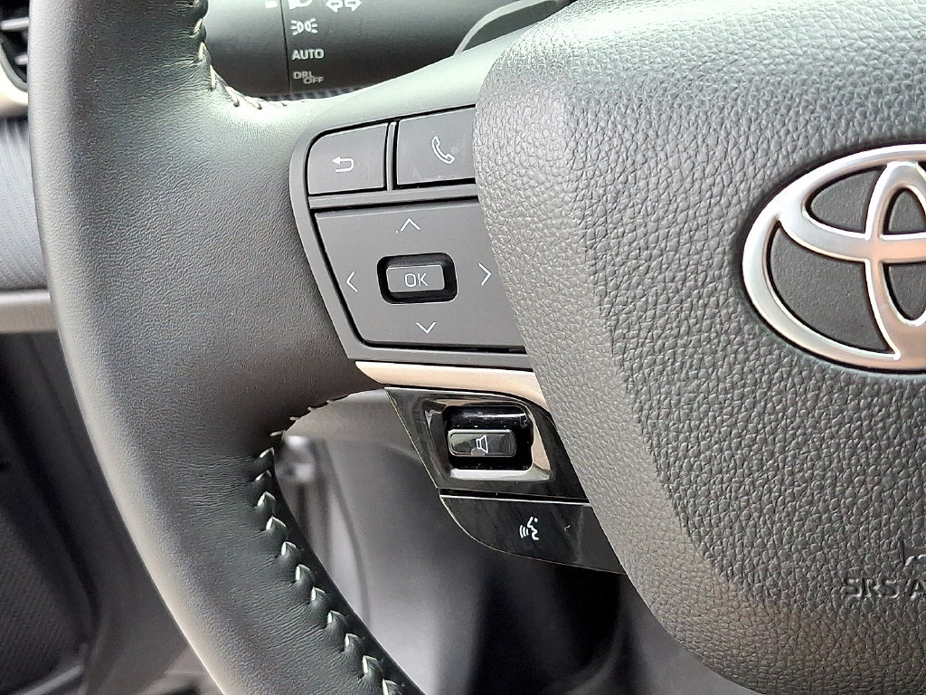 Used 2025 Toyota Camry SE w/ Convenience Package FWD image 23