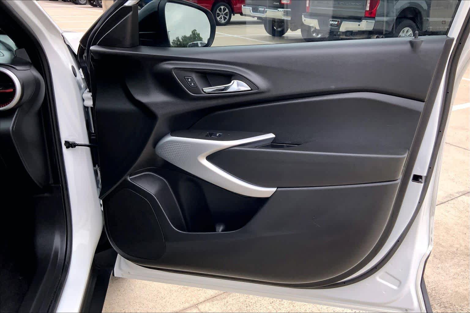 Used 2025 Chevrolet Trax RS w/ Sunroof Package FWD image 23