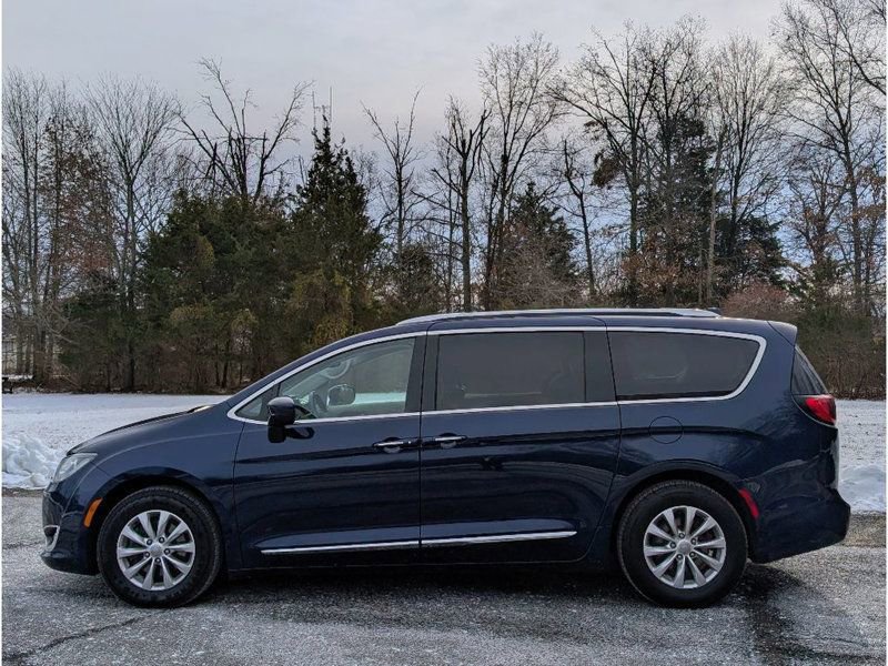 Used 2018 Chrysler Pacifica Touring-L Plus image 4