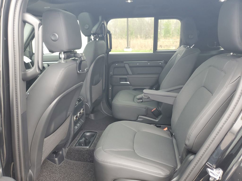 New 2026 Land Rover Defender 130 X-Dynamic SE image 24