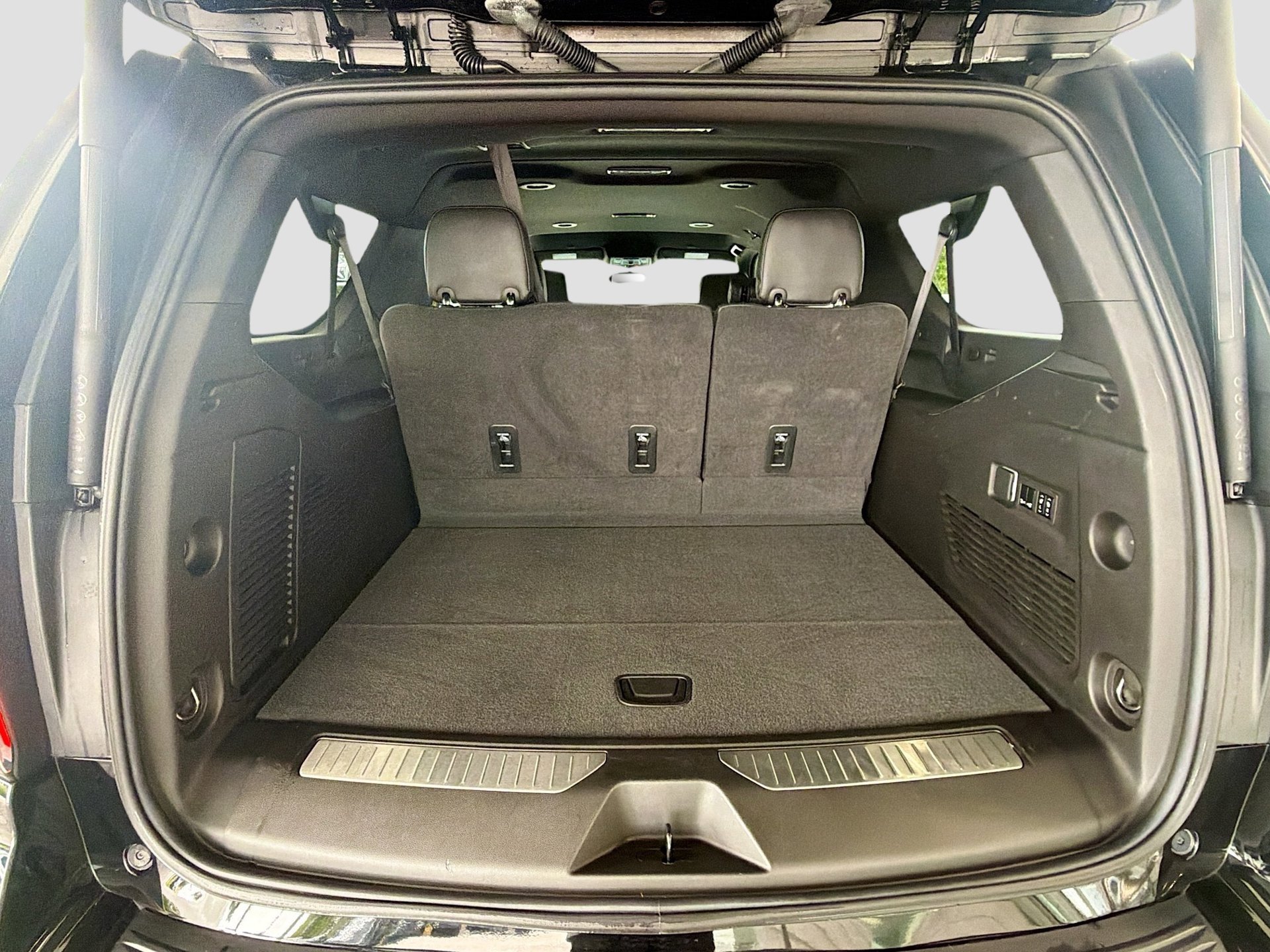 Used 2023 Chevrolet Suburban RST w/ Luxury Package RWD image 12