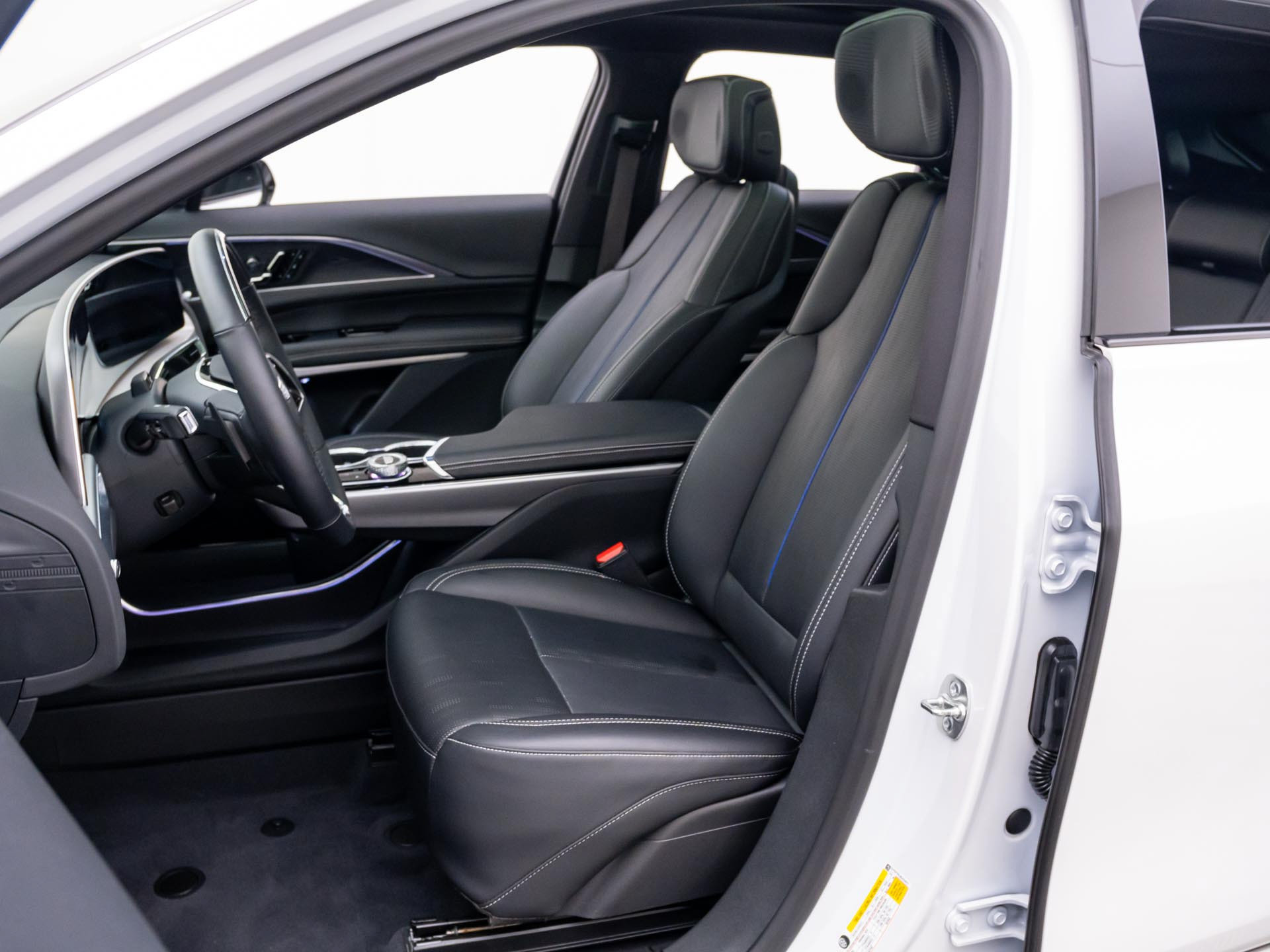 Certified 2025 Cadillac Lyriq Luxury w/ LPO, Floor Liner Package AWD/4WD image 19