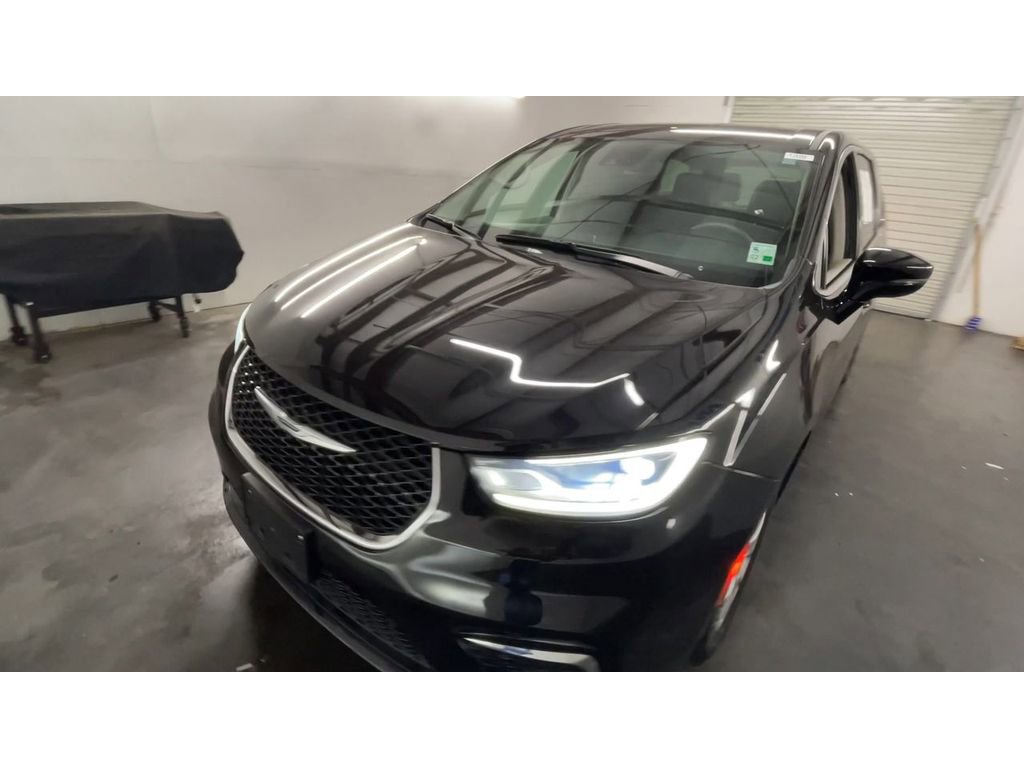 Used 2024 Chrysler Pacifica Touring-L image 4