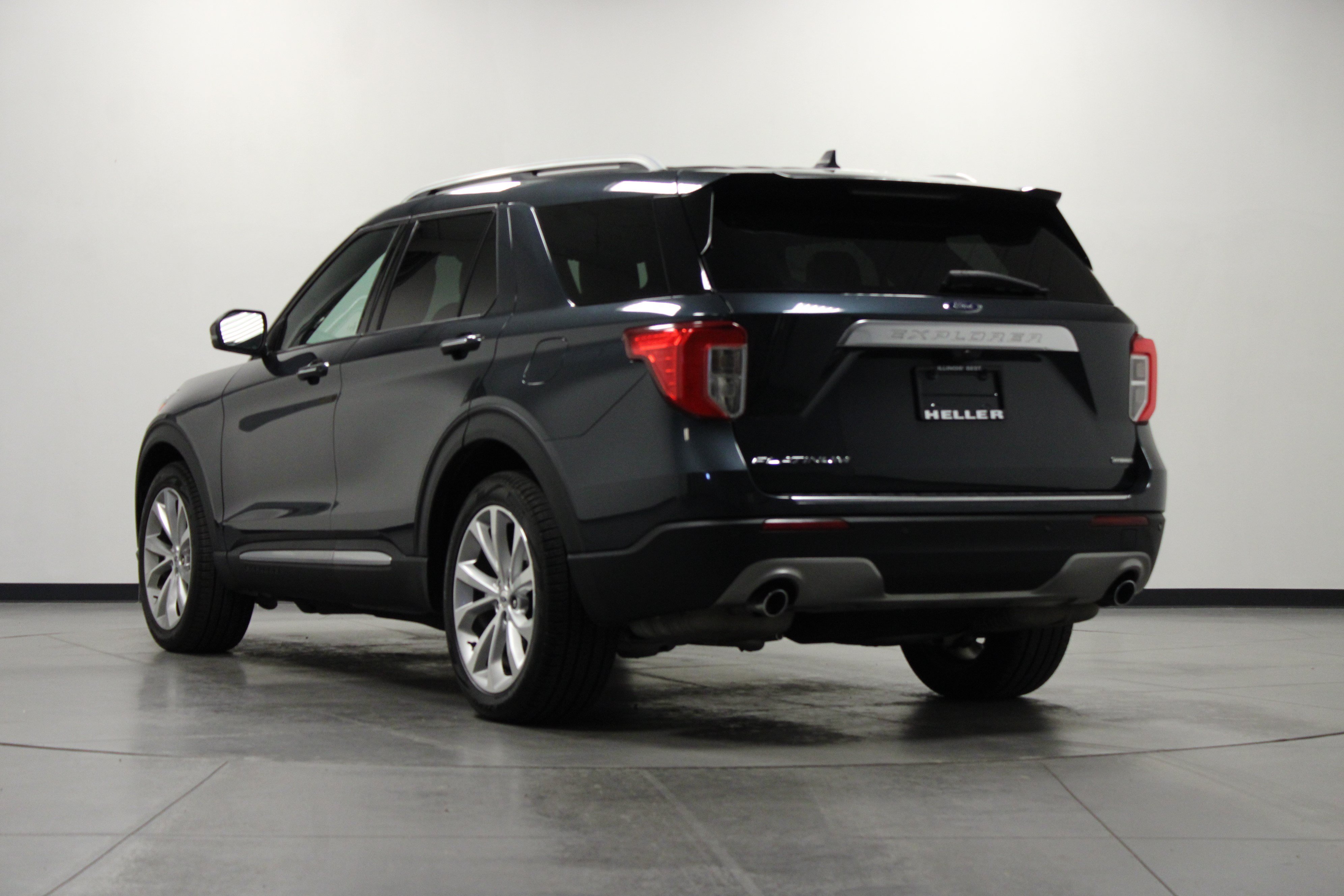 Used 2022 Ford Explorer Platinum w/ Technology Package RWD image 6