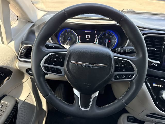Used 2023 Chrysler Pacifica Touring-L FWD image 12