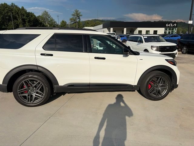 Certified 2025 Ford Explorer ST-Line w/ Premium Package AWD/4WD image 9