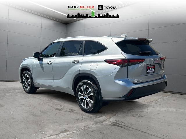 Used 2023 Toyota Highlander XLE AWD/4WD image 3