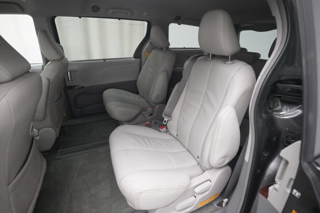 Used 2014 Toyota Sienna XLE FWD image 15
