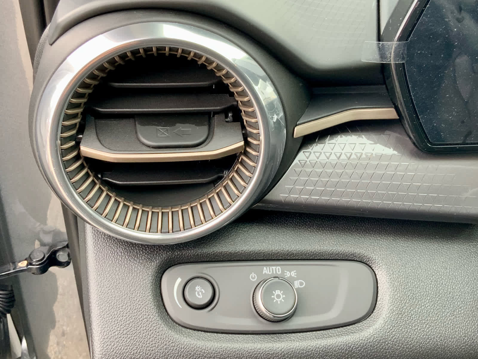 Certified 2025 Chevrolet Trax ACTIV image 45