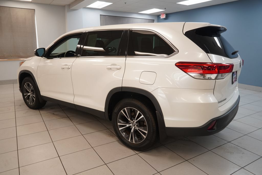 Used 2019 Toyota Highlander LE AWD/4WD image 7