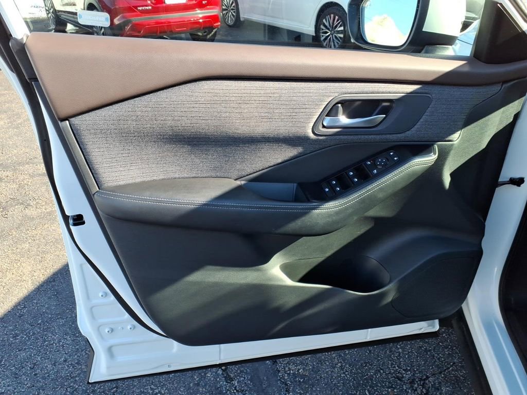 Used 2022 Nissan Rogue SV image 11