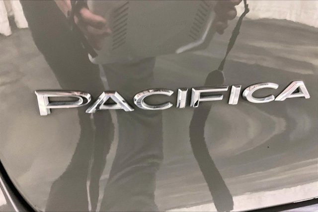 Used 2021 Chrysler Pacifica Touring-L w/ Uconnect Theater Family Group FWD image 8