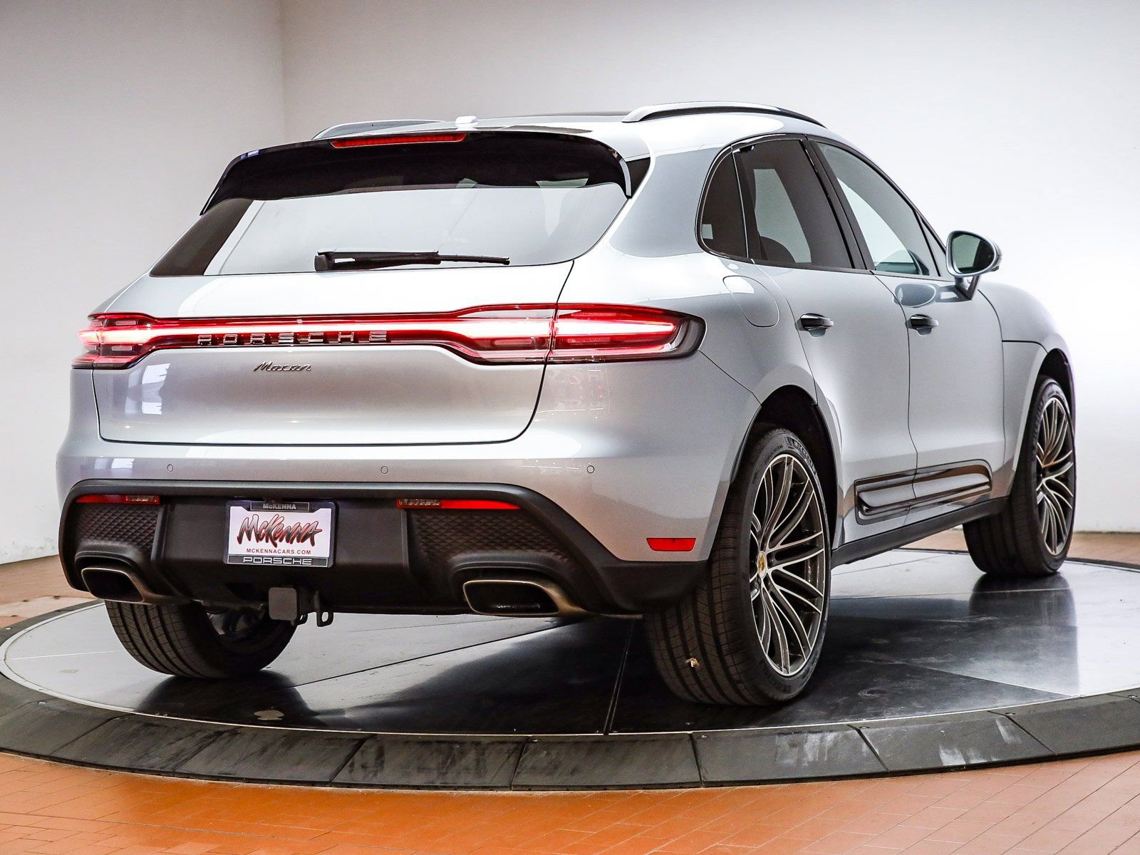 Certified 2025 Porsche Macan image 6