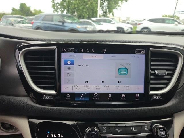 Used 2023 Chrysler Pacifica Touring-L FWD image 22