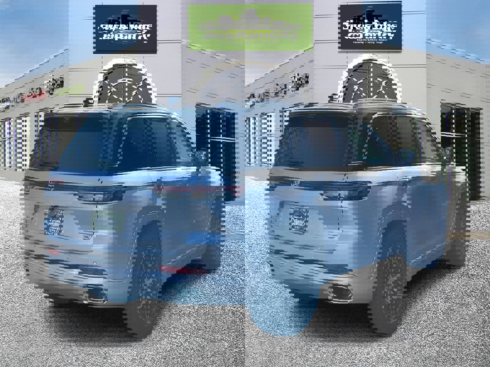 Used 2023 Jeep Grand Cherokee Summit image 6