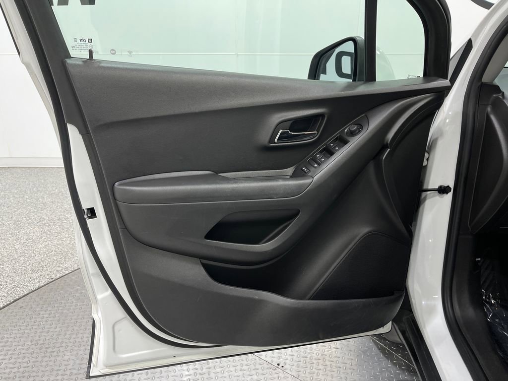 Used 2020 Chevrolet Trax LT w/ Driver Confidence Package image 14