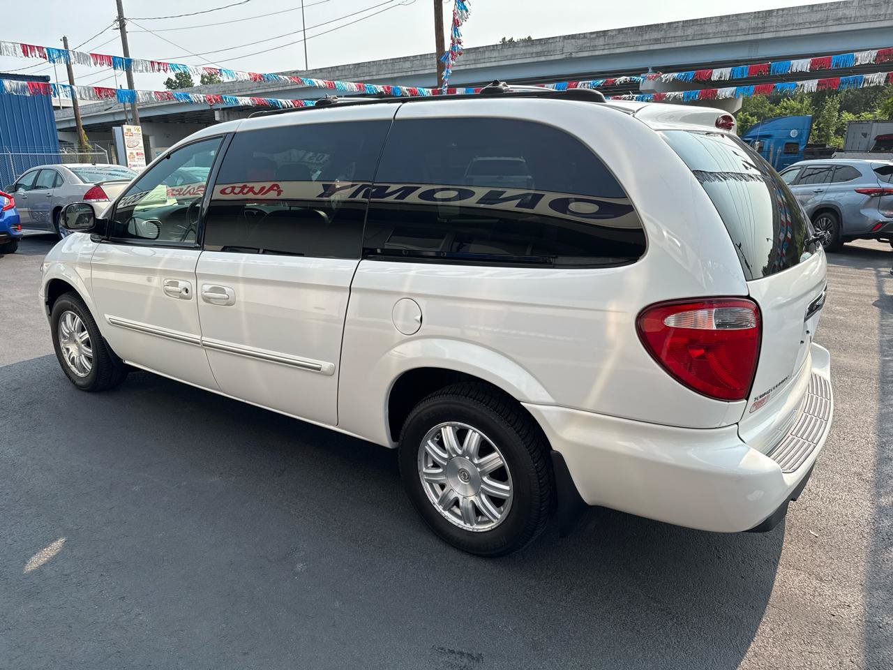 Used 2005 Chrysler Town & Country Touring FWD image 6