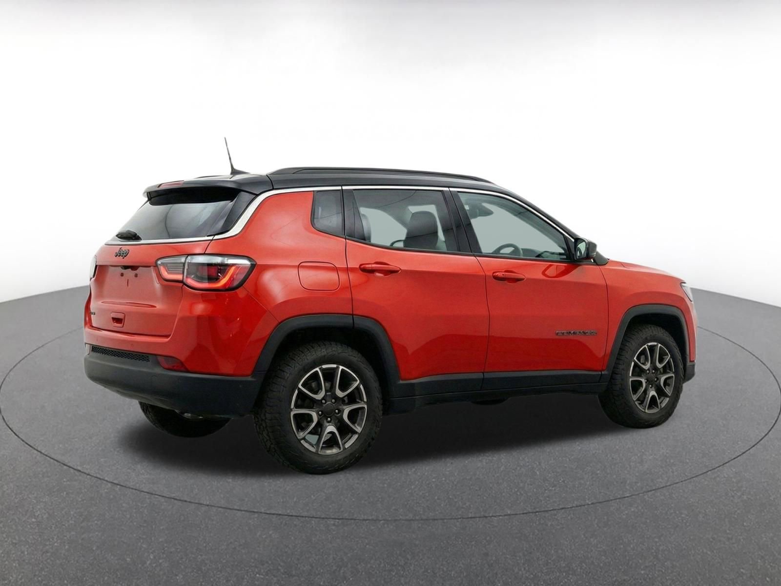 Used 2025 Jeep Compass Trailhawk AWD/4WD image 9