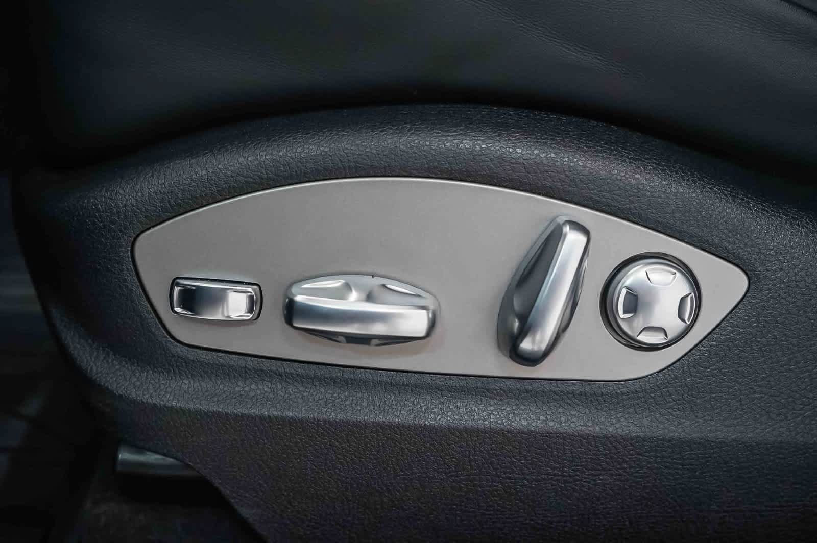 Certified 2026 Porsche Macan AWD/4WD image 26
