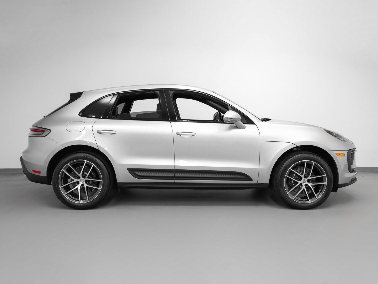 Certified 2025 Porsche Macan image 13