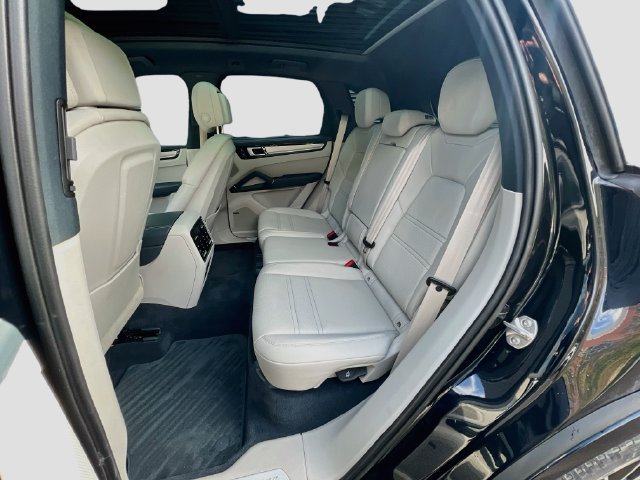 Certified 2023 Porsche Cayenne Platinum Edition AWD/4WD image 23