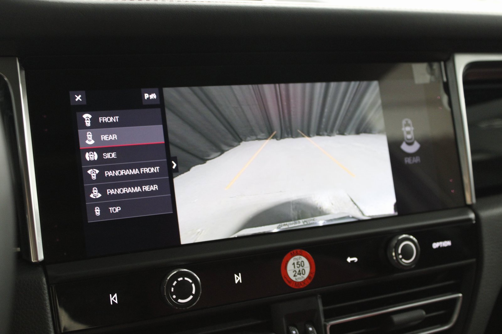 Certified 2025 Porsche Macan image 33