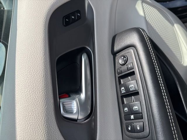 Used 2023 Chrysler Pacifica Touring-L FWD image 14