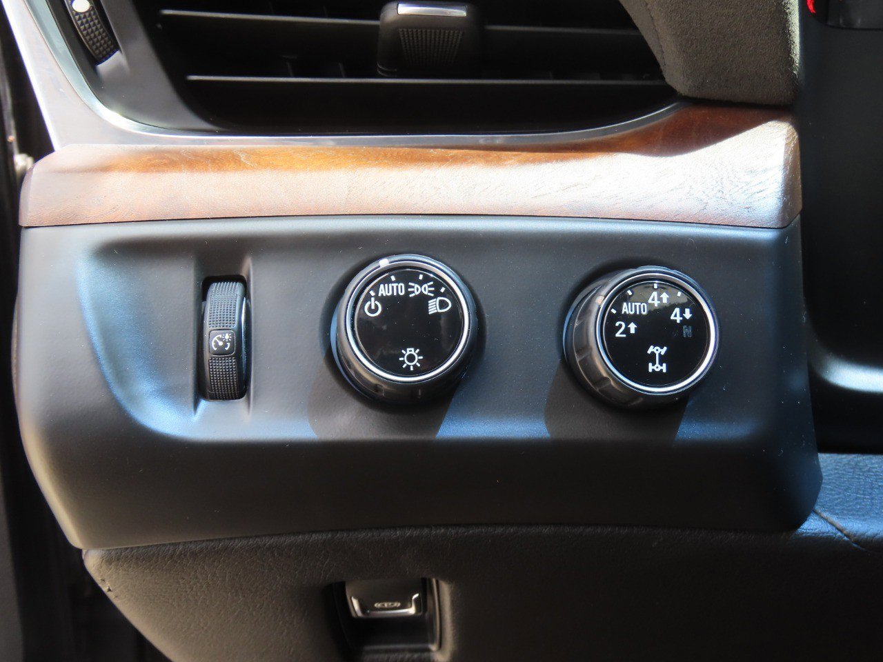 Used 2015 Cadillac Escalade Premium AWD/4WD image 28