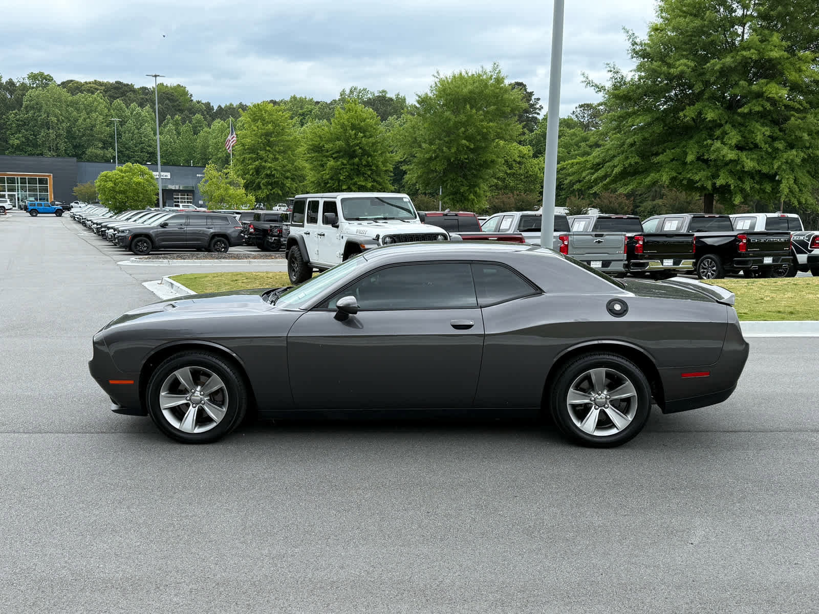 Used 2019 Dodge Challenger SXT w/ Driver Convenience Group RWD image 2
