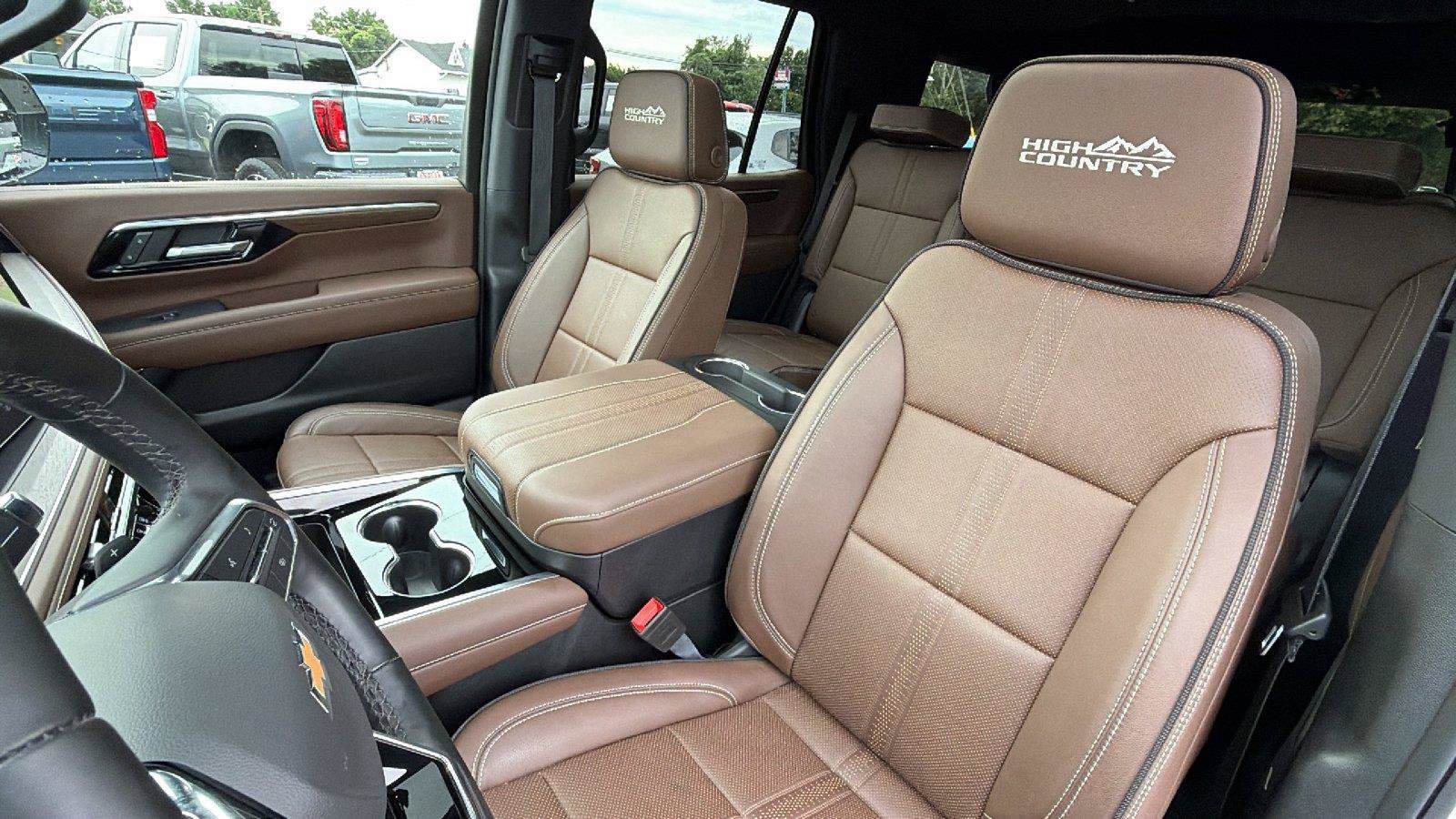 Used 2025 Chevrolet Tahoe High Country AWD/4WD image 5