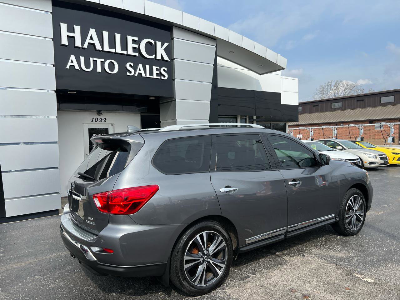 Used 2019 Nissan Pathfinder Platinum AWD/4WD image 6