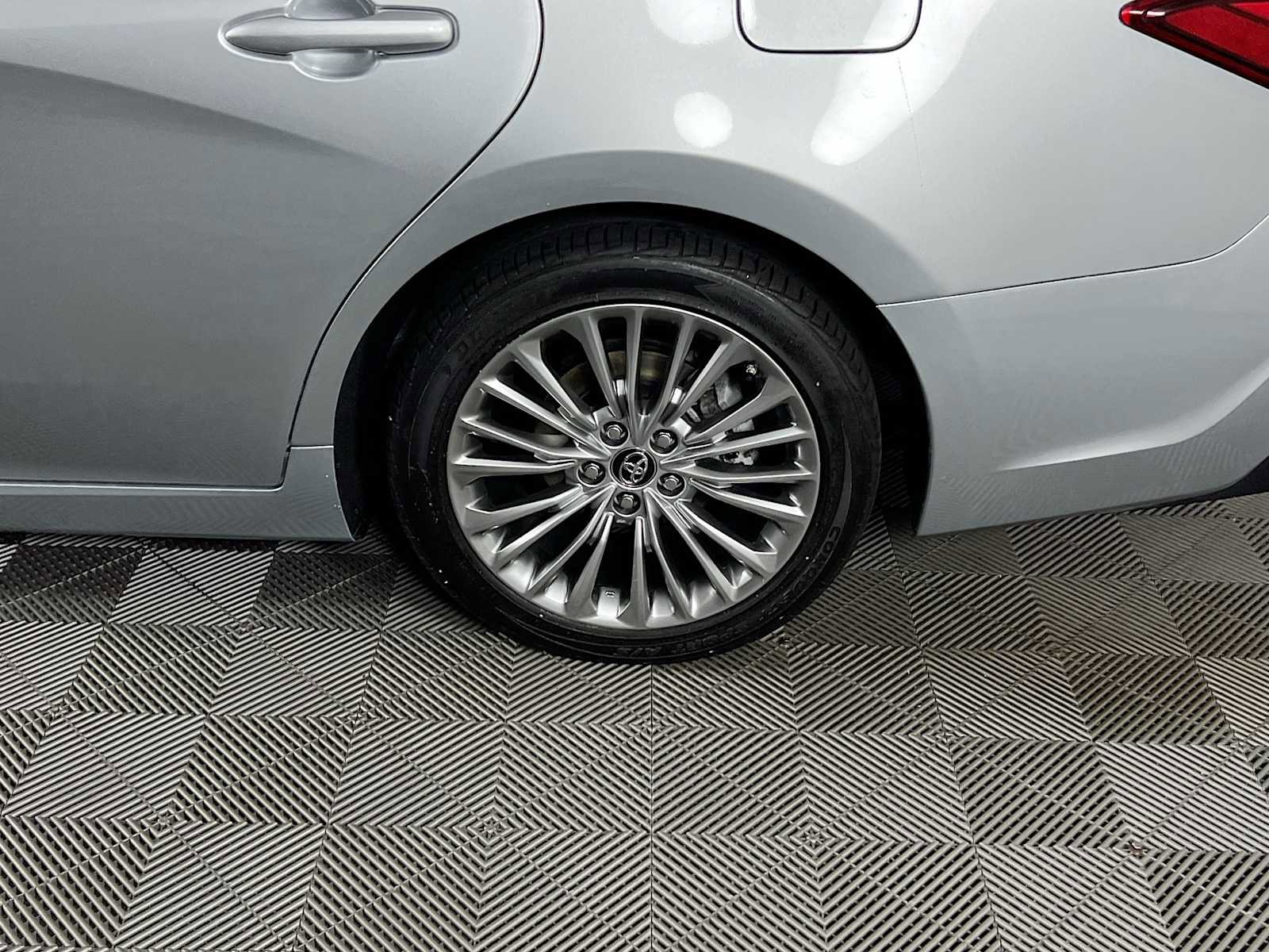 Used 2019 Toyota Avalon Limited image 32