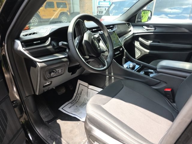Used 2025 Jeep Grand Cherokee L Laredo AWD/4WD image 10