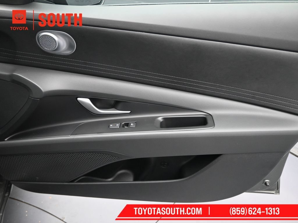 Used 2025 Hyundai Elantra SE FWD image 28