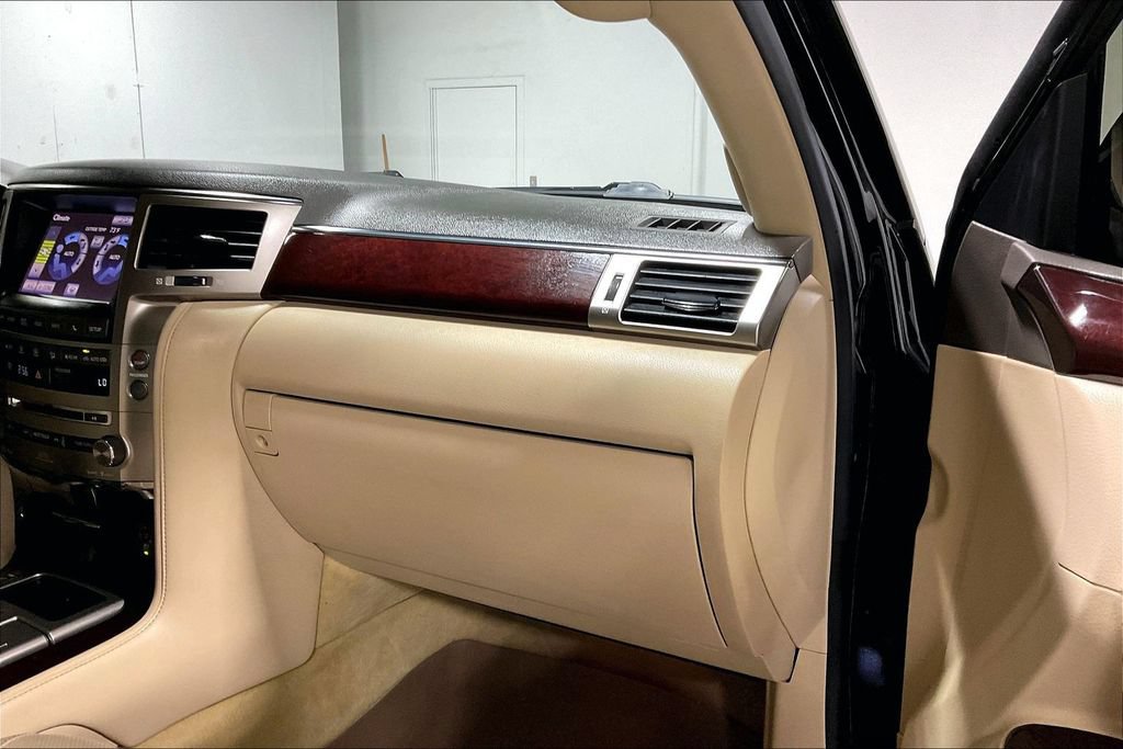 Used 2013 Lexus LX 570 4WD w/ Luxury Pkg image 19