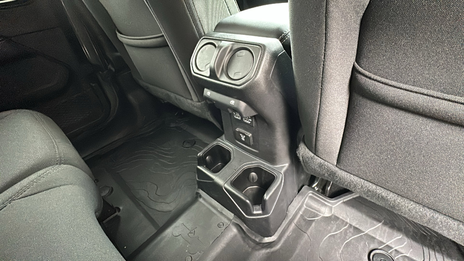 Used 2020 Jeep Wrangler Unlimited Sahara w/ Cold Weather Group image 25