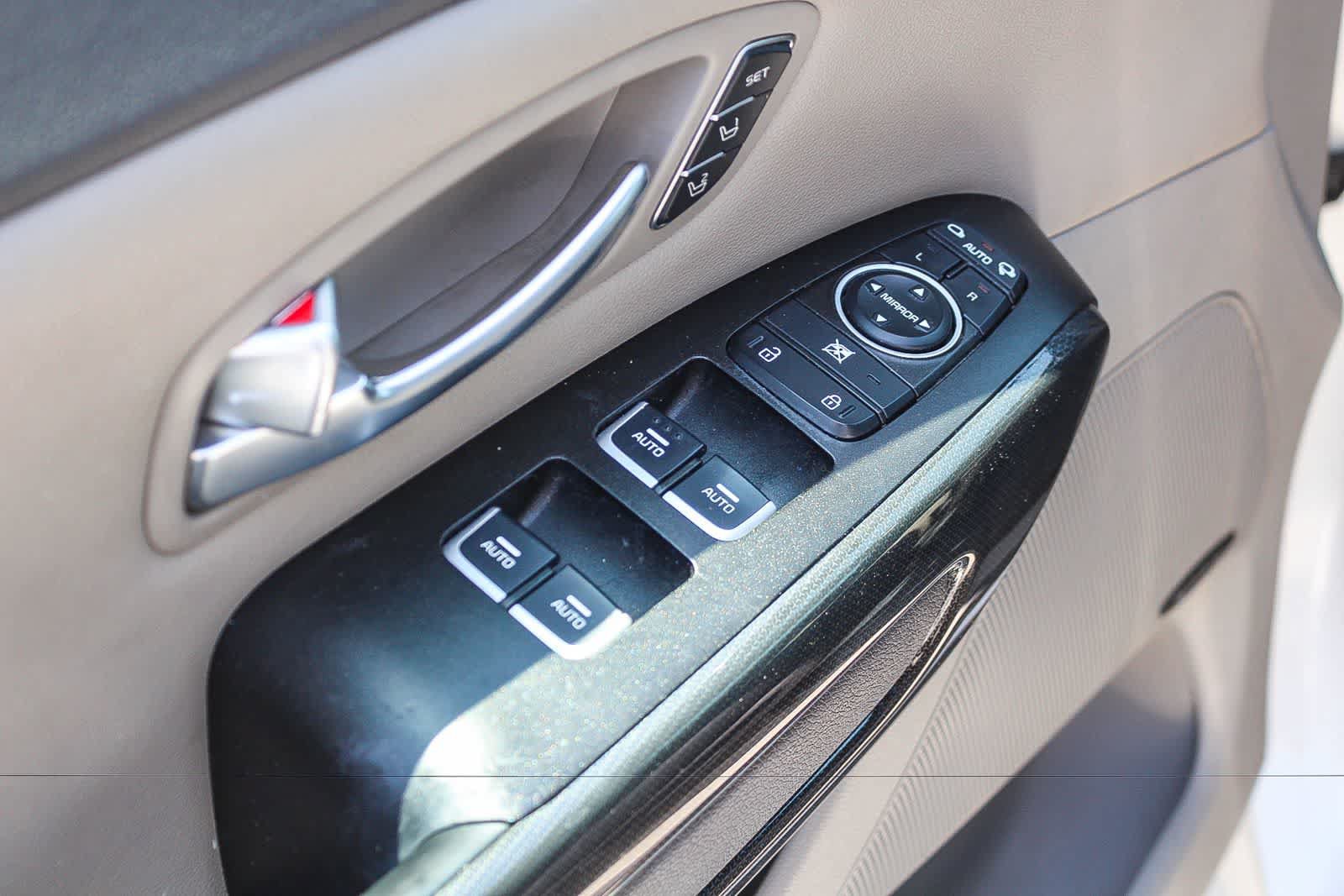 Used 2015 Kia Sedona SX FWD image 26