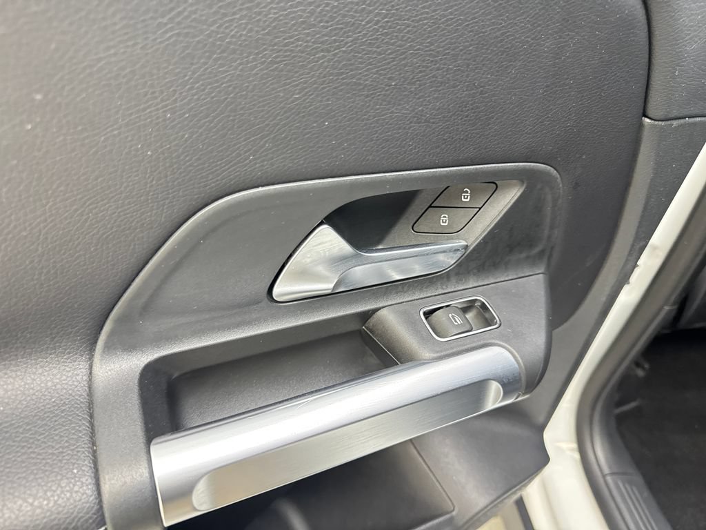 Used 2025 Mercedes-Benz GLB 250 4MATIC image 37