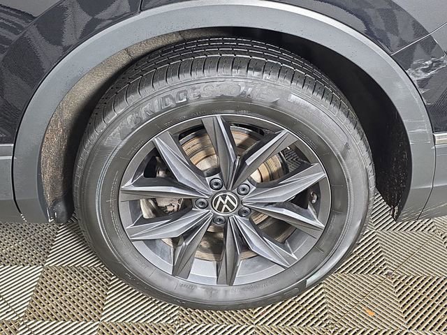Used 2023 Volkswagen Tiguan SE w/ Panoramic Sunroof Package image 18