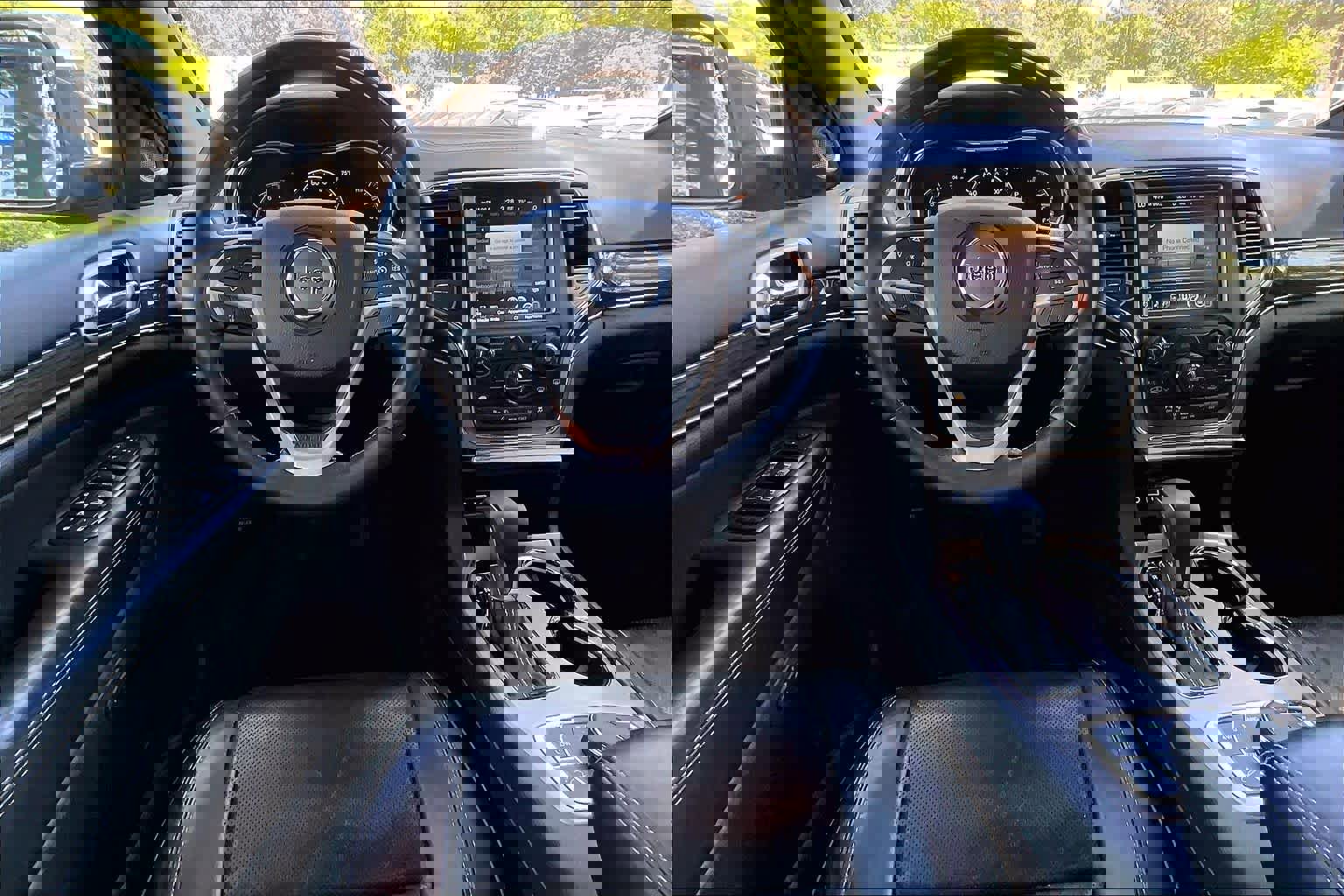 Used 2017 Jeep Grand Cherokee Overland image 6